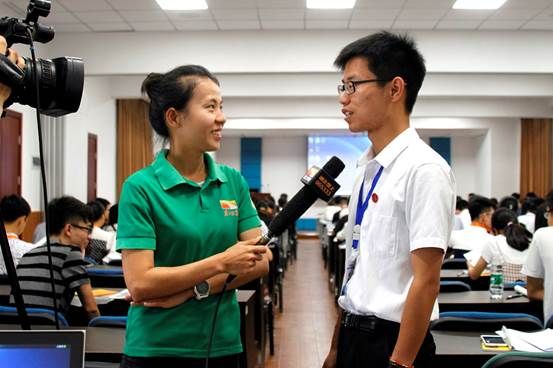 说明:钟开炜同学受湖北电视台采访